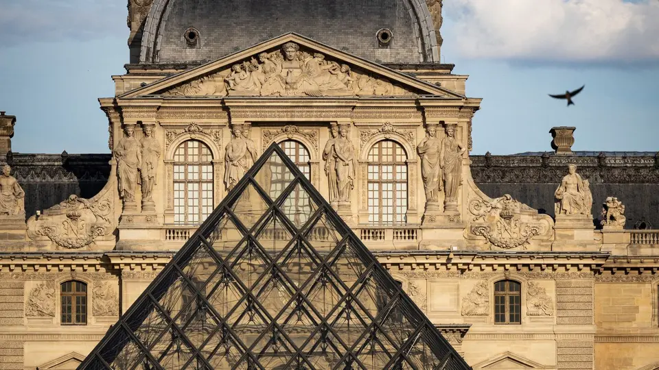 Cambriolage du Louvre : une gardienne raconte son face-à-face avec les malfaiteurs