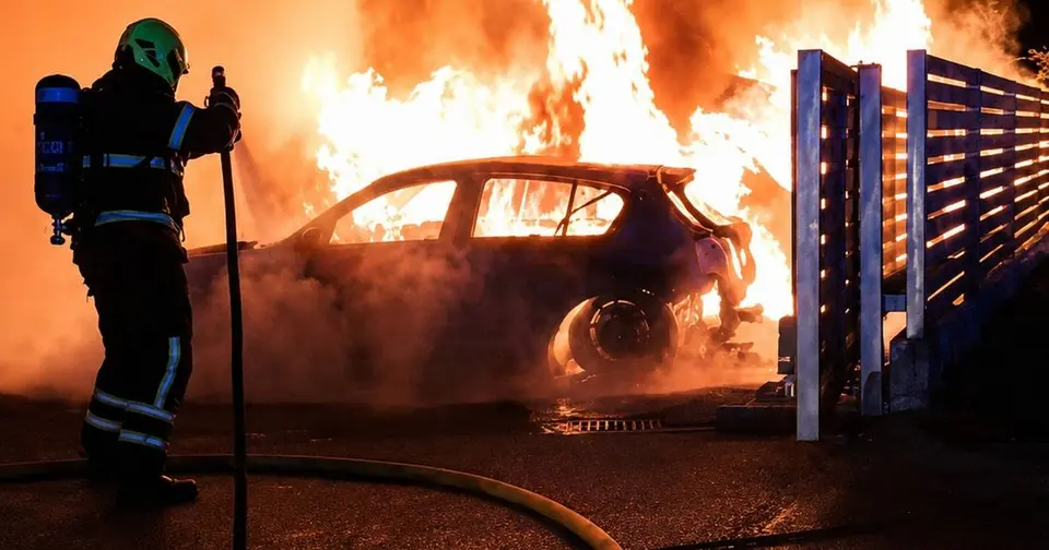 Nepoznati muškarac zapalio 14 automobila u Sesvetama, policija vodi potragu
