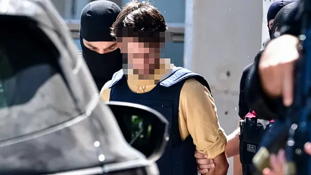 Στα δικαστήρια οδηγήθηκαν δύο άτομα για την επίθεση στη Marfin
