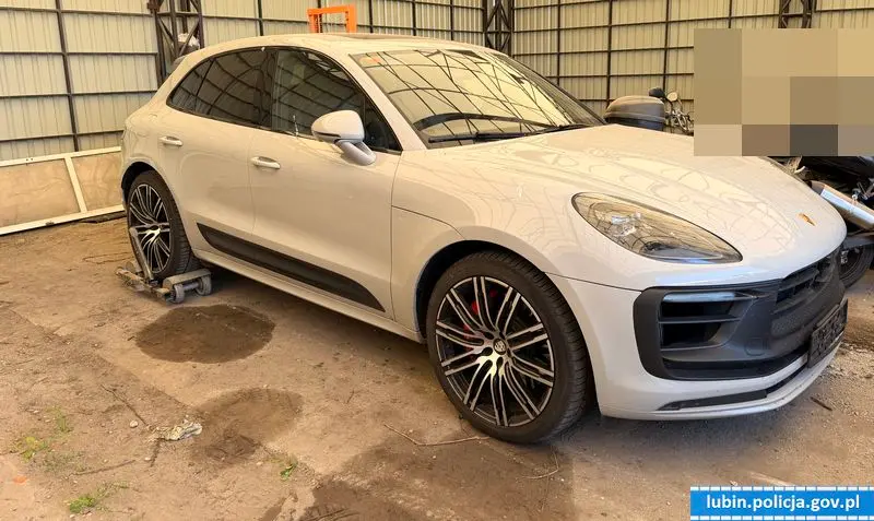 Policjanci z Lubina odzyskali skradzione Porsche z Włoch. Pasera aresztowano