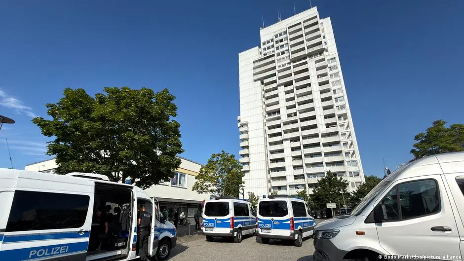 Police secure DNA samples in Kiel: paving stone thrown at police patrol car