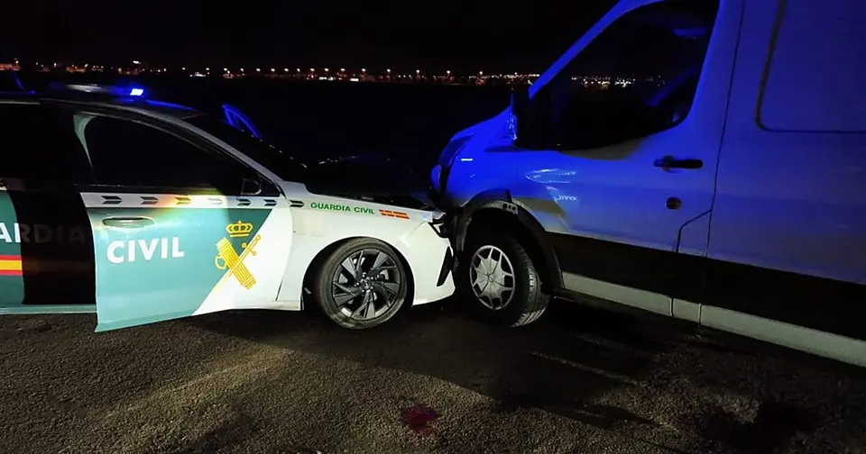 Arrestan a un hombre en Almería tras atropellar un vehículo oficial durante una operación contra el narco