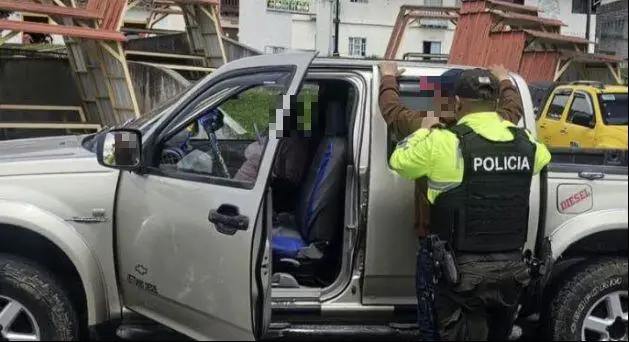 Sujeto de 26 años fue capturado en Guamaní por intimidar a su pareja con un arma