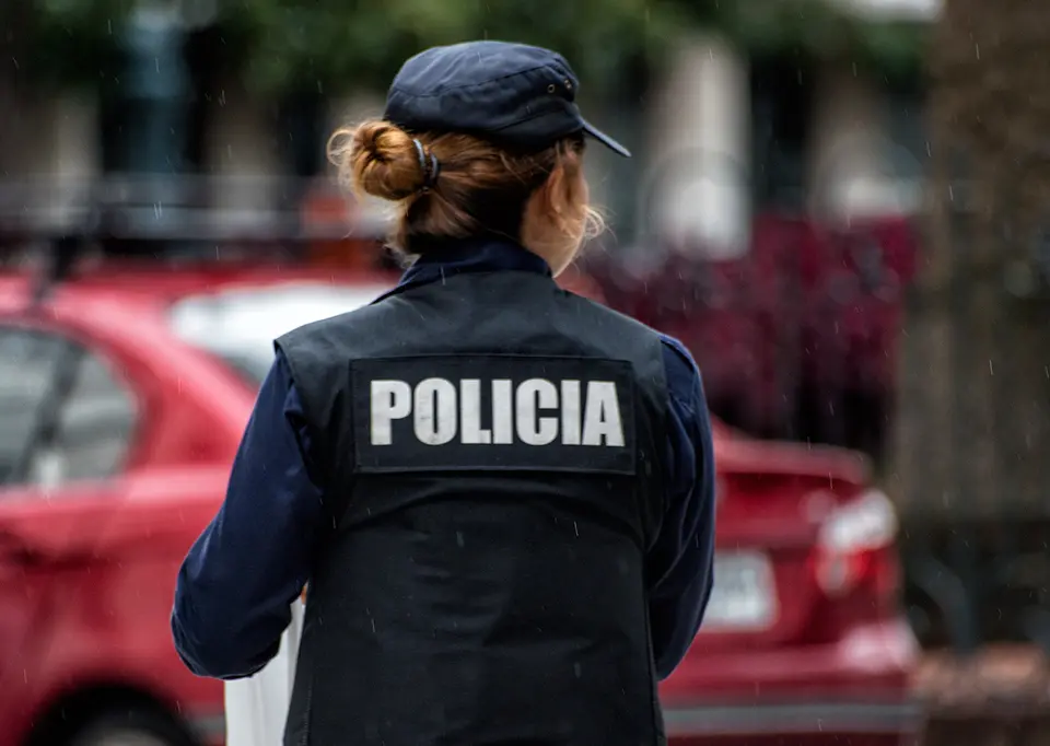Funcionaria policial de Castillos denuncia liberación de hombre que atacó a agentes