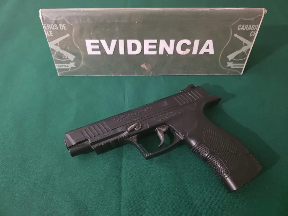 Man arrested for death threats with air-powered pistol in Santo Domingo, Chile