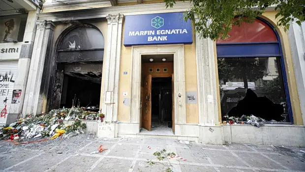 Υπόθεση Marfin: Σύλληψη 46χρονης στη Βρετανία για τον εμπρησμό του 2010