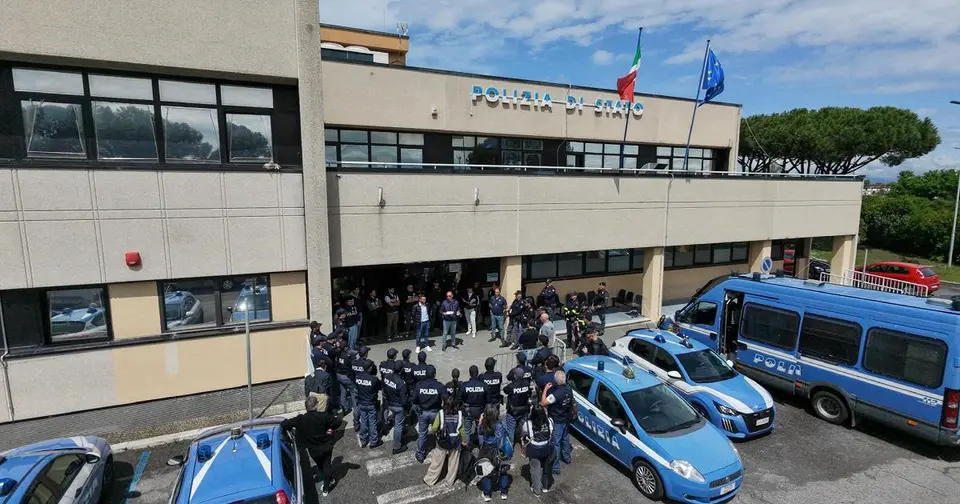 Tre arresti a Roma per spaccio: droga occultata tra vasi e pietre