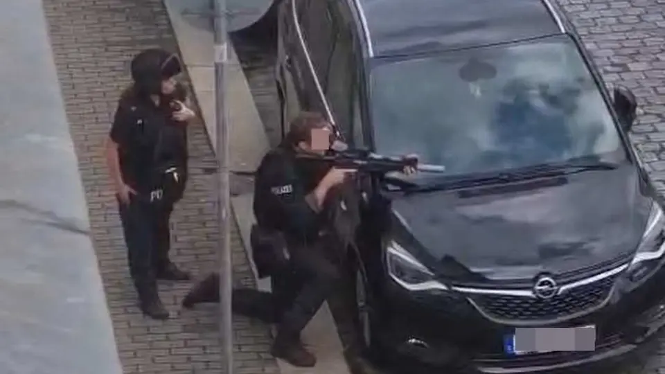 Polizei erschießt bewaffneten Mann vor Supermarkt in Dresden