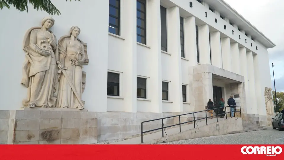 Lorry driver sentenced to six and a half years for firing more than 20 shots at neighbour in Tomar
