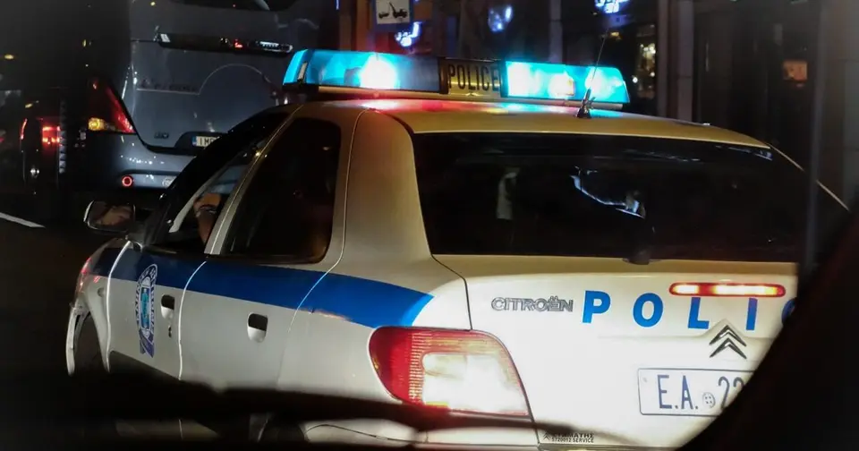 Thessaloniki: Man attacked two police cars with a crowbar – transferred to psychiatric clinic