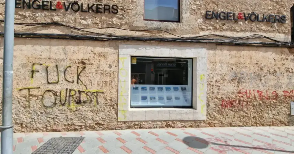 Dos detenidas en Mallorca por vandalismo contra inmobiliarias y el turismo