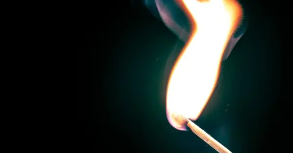 Rēzeknē aiztur divus vīriešus par automašīnas aizdedzināšanu