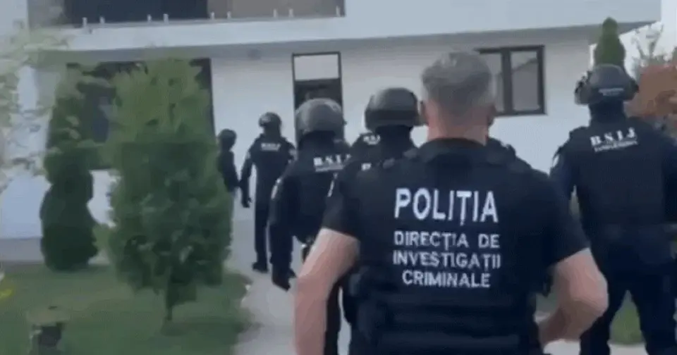 Bărbat de 50 de ani, acuzat că a condus o bandă de 23 de membri în Brăila