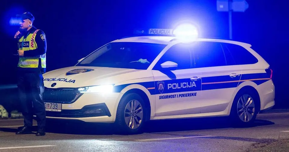 Dvadesetrojegodišnjak pod drogom pobjegao policiji automobilom i pješice