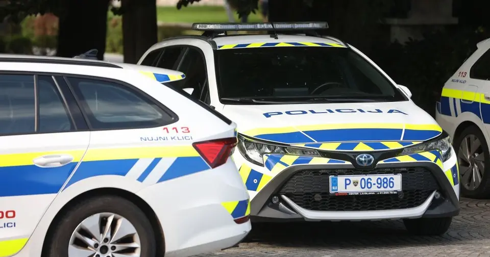 Drzna tatvina v Kočevju: policija išče moškega v modrih delovnih oblačilih