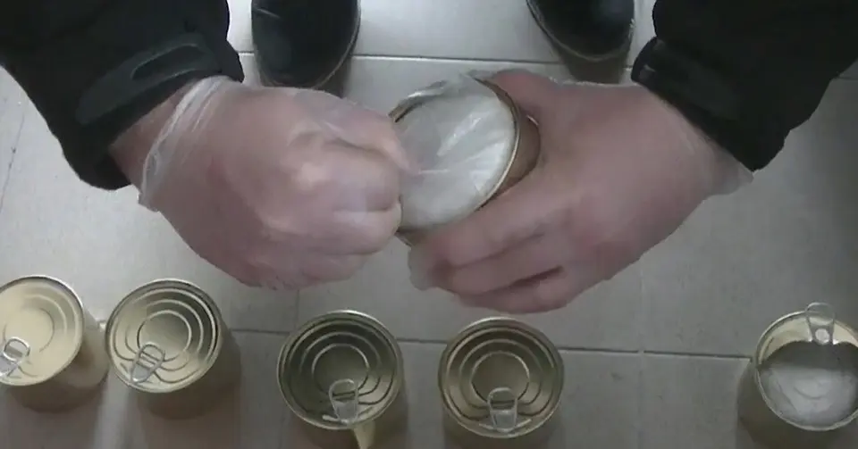 Klaipėdietis teisiamas už 1 kg kokaino slėpimą konservų dėžutėse