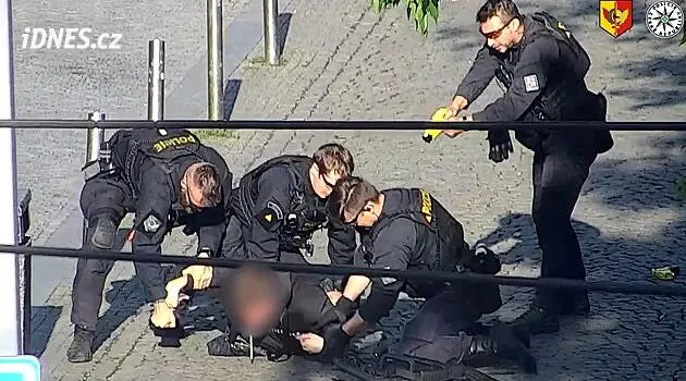 Man with knife at Anděl: police use taser, aggressor under influence of drugs