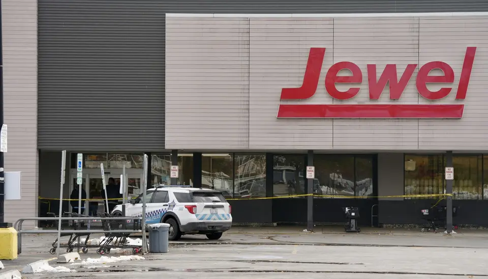 Shooting at Bronzeville Jewel-Osco: Security guard seriously hurt, two robbers at large