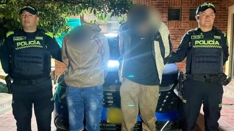 Two men arrested for theft of a pick-up truck in Bogotá; one wore an Inpec surveillance device