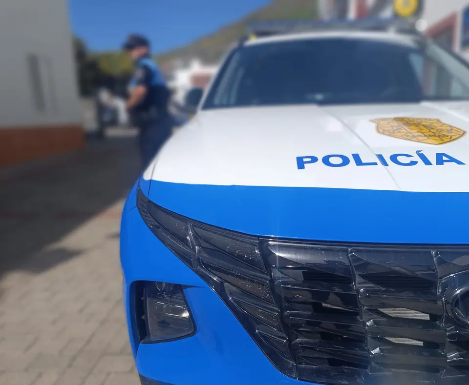 Local Police in Guía recover stolen vehicle from April and detain one occupant