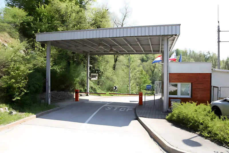 Četvero migranata umrlo u kamionu kod Karlovca, policija traga za tihotapcem