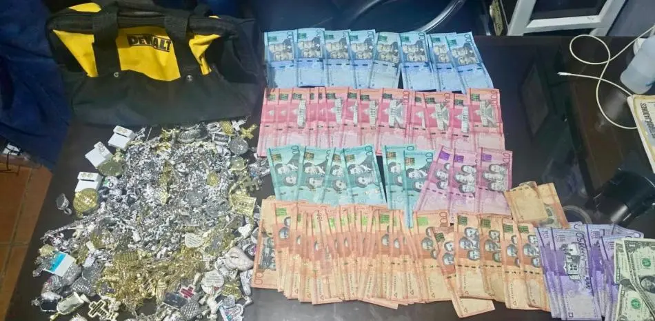 Cuatro arrestados por asalto a joyería en Santiago; policía recupera dinero y armas
