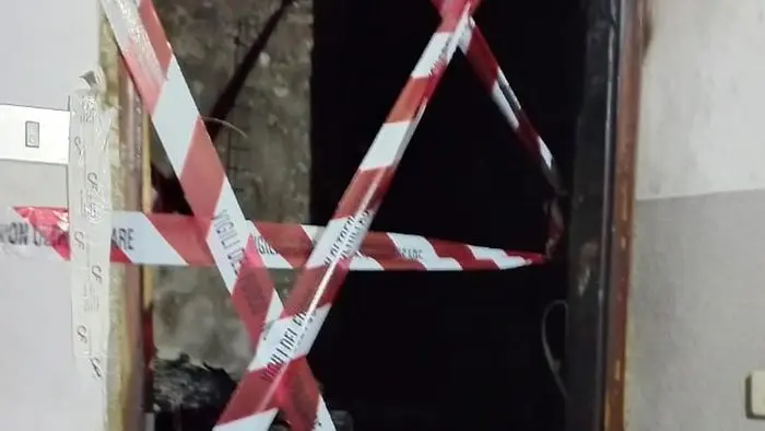 Agente penitenziario dà fuoco alla porta della compagna a San Giuliano: condannato a 3 anni