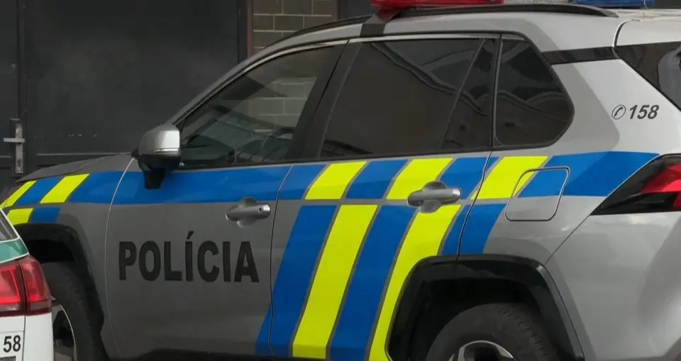 Pokus o vraždu dieťaťa v Michalovciach: mladistvá držala bábätko nad zábradlím