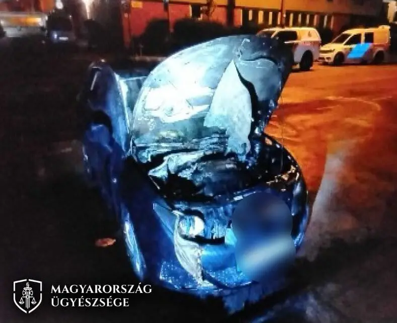 Man with multiple convictions set fire to police car in Gödöllő – arrest warrant sought