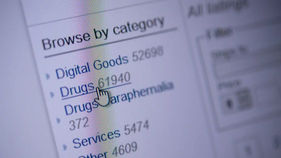Zollbeamter und Polizist wegen Drogenhandel im Darknet in Untersuchungshaft