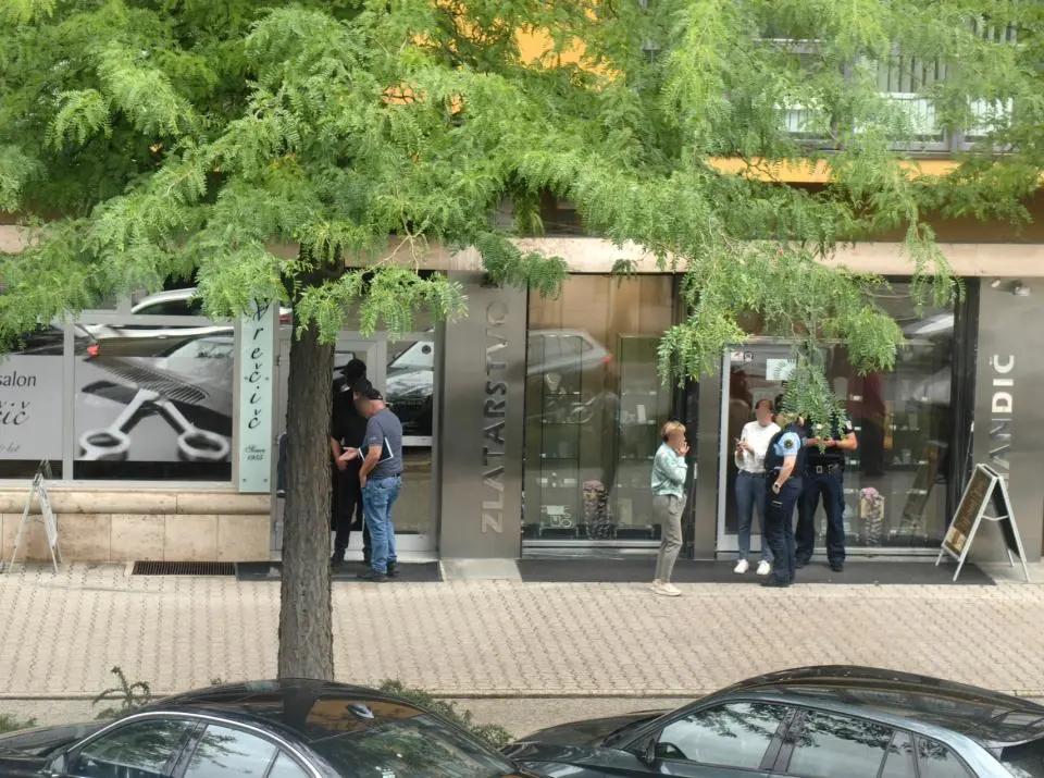 Jewellery theft at jewellery shop in Murska Sobota: police seek couple of suspects