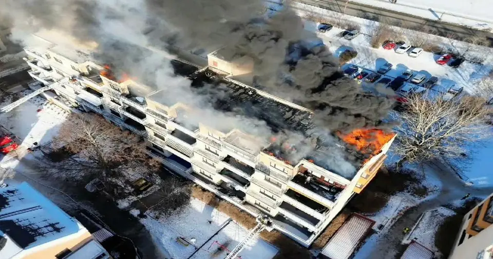 Kvinna frikänns för mordbrand i Kista – tände eld på foton på balkongen