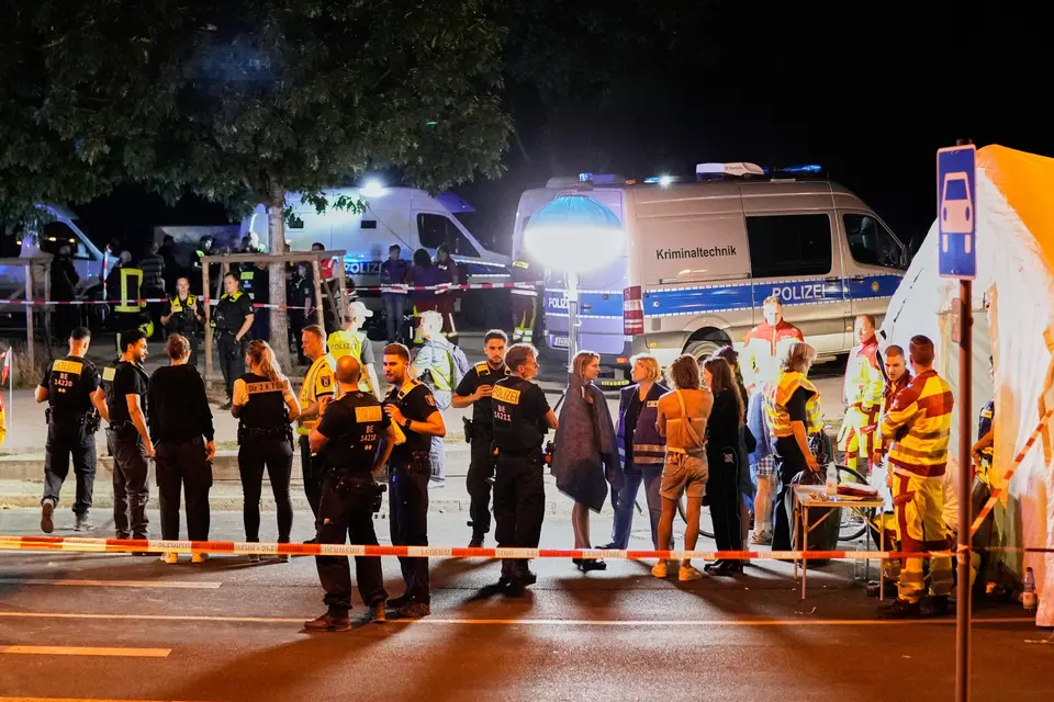 Auto rast in Berliner CSD-Menge – eine Tote, 17 Schwerverletzte