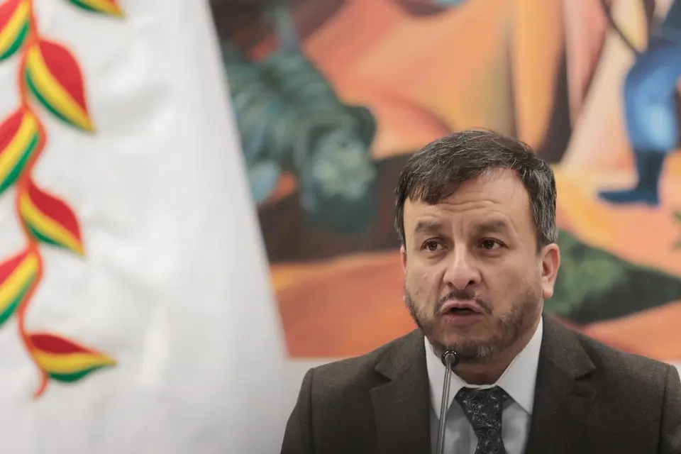 Exministro de Hidrocarburos de Bolivia detenido por distribución de gasolina adulterada