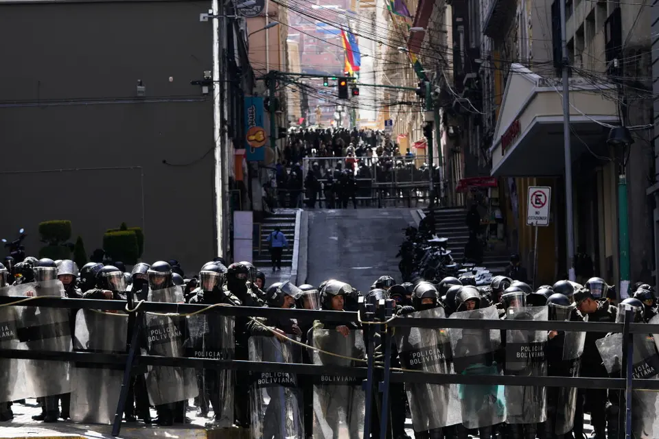 Violent clashes in La Paz: thousands of demonstrators demand President Paz's resignation