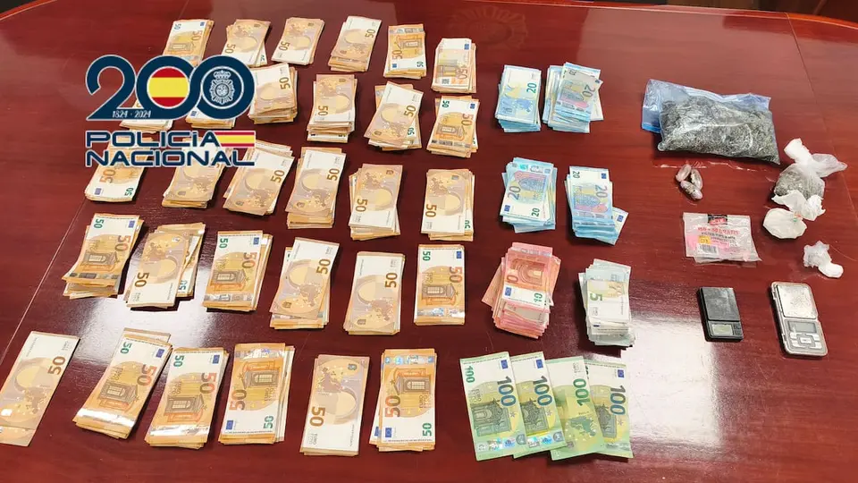 Man arrested in Alicante for selling cocaine, hashish and cannabis from his apartment building entrance