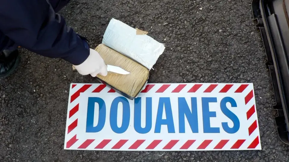 Trafic de drogue aux Antilles-Guyane : moins de mules, explosion des colis suspects en 2025