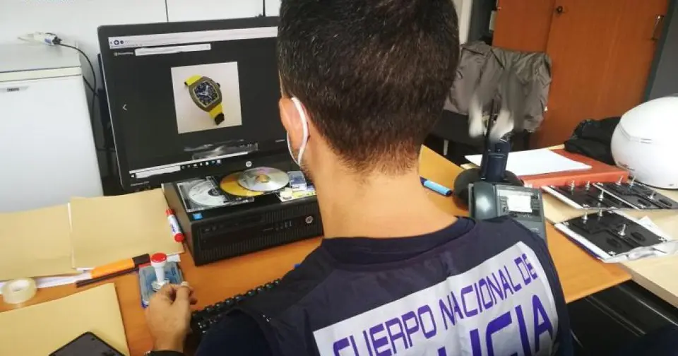 Dos italianos detenidos en el aeropuerto de Barcelona por el robo violento de un reloj de 50.000 euros a un turista en Palma