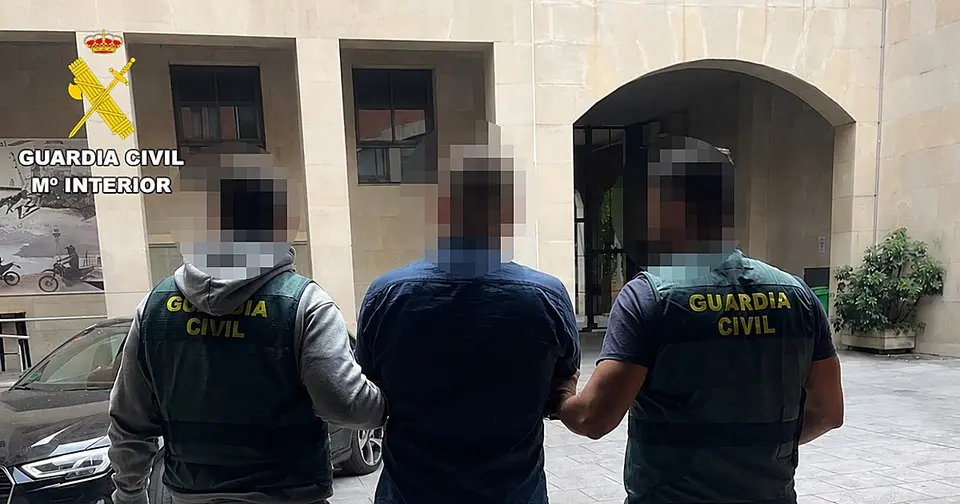 La Guardia Civil detiene en Barcelona a un fugitivo albanés armado con una pistola Makarov