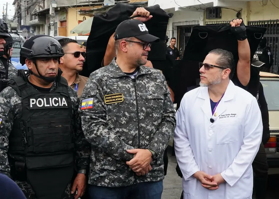 Un detenido y dos farmacias clausuradas en operativo ministerial en hospitales de Guayaquil