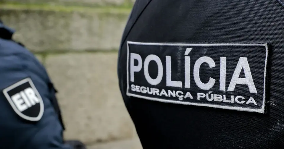 Homem detido com arma carregada no Almada Fórum tinha mandado de prisão pendente