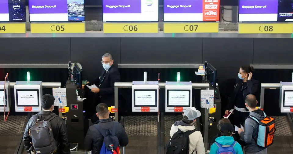 Dos mujeres detenidas en aeropuerto de Santiago por fraude con tarjetas de crédito