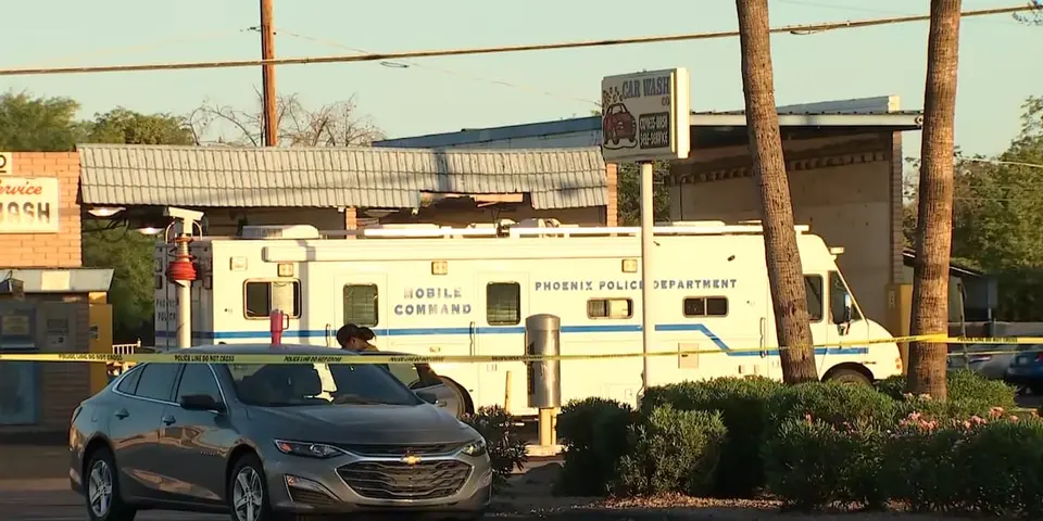 Four men shot at west Phoenix plaza, 27th Avenue closed by police