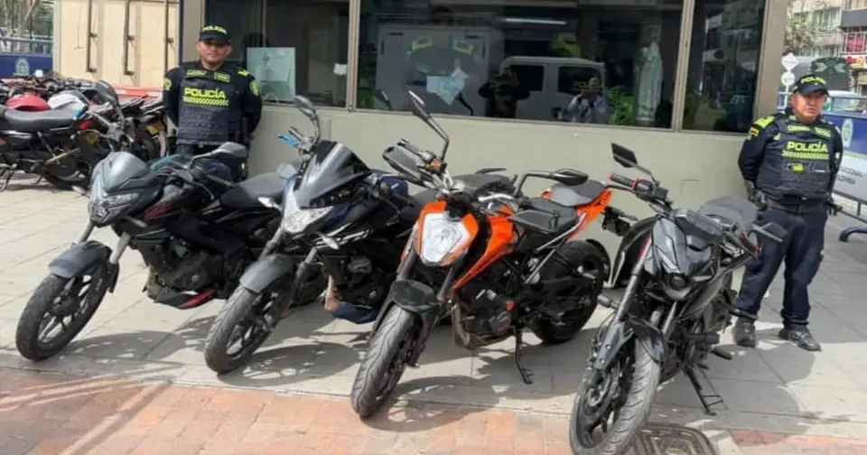 Cuatro motos robadas halladas en peluquería de Kennedy usada como desguazadero