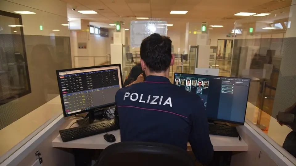 Quindicenne tunisino arrestato a Firenze per arruolamento nel terrorismo internazionale