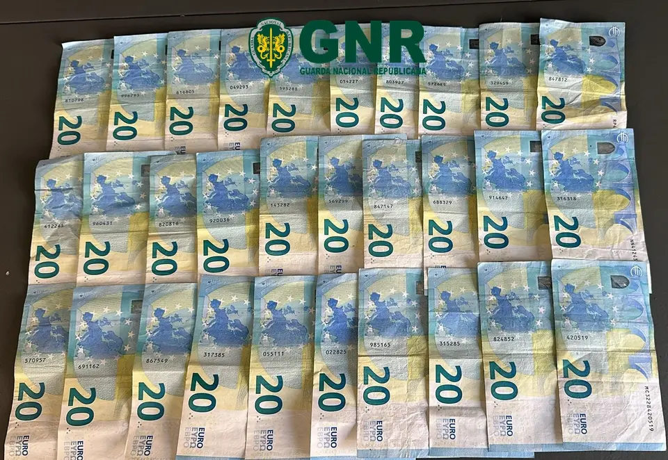 Man arrested for theft in Salvaterra de Magos after assaulting business owners