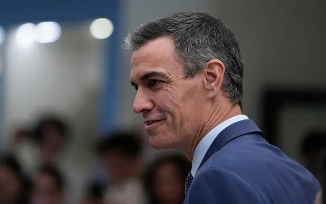 La policía registra la sede del PSOE en medio del escándalo de corrupción