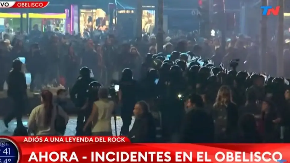 Ocho aprehendidos tras enfrentamientos en la Plaza de la República durante homenaje a El Indio Solari