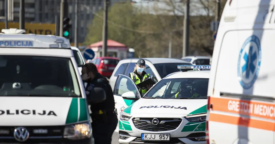 Vilniuje girtas vairuotojas bandė partrenkti pareigūną – policininkas šovė į ratą