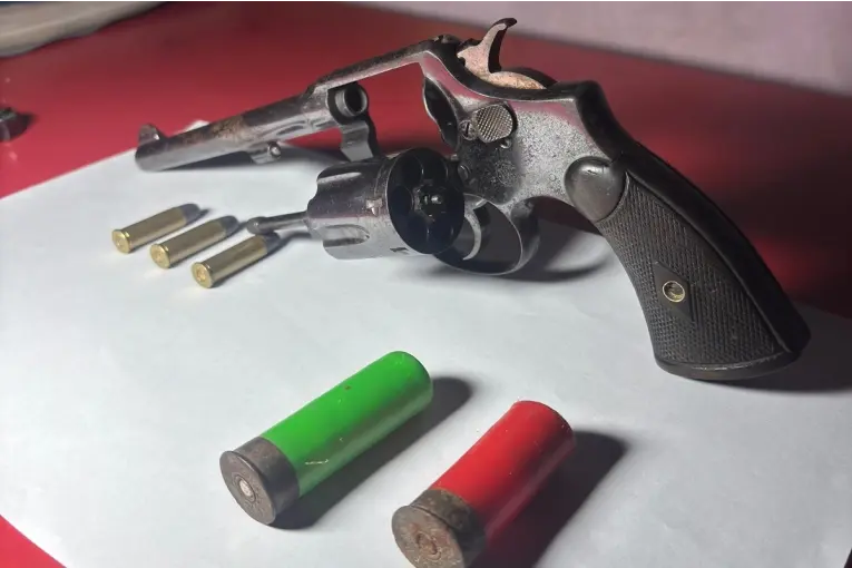 Foto de arma en Instagram derivó en allanamiento y detenido en Concordia